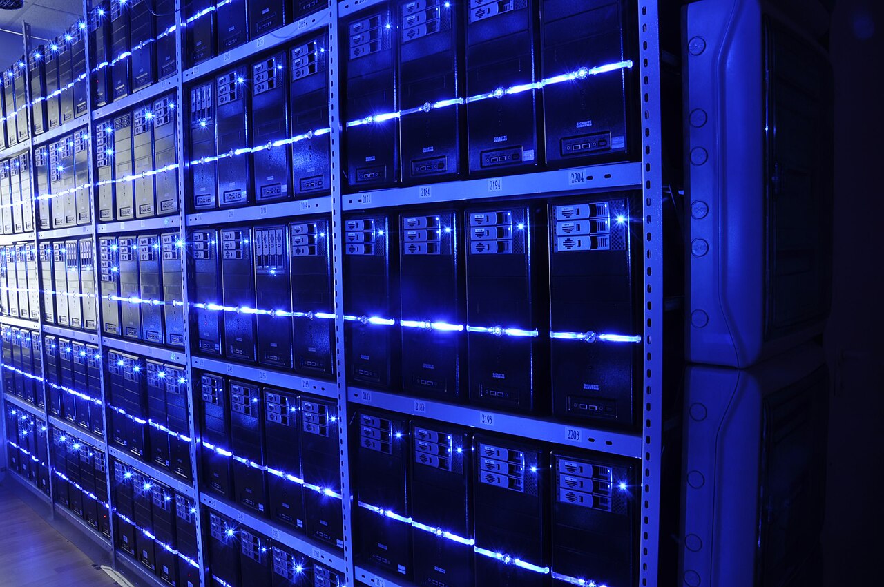 Server- und Rechenzentrumsinfrastruktur — die Datenbasis, auf der modellgestützte Korrelations- und Faktoranalysen laufen